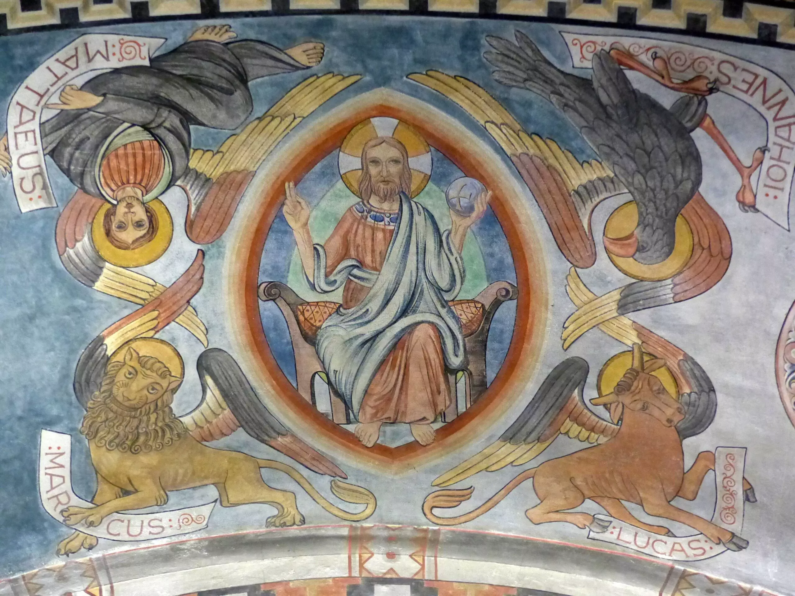 Eine klassische Darstellung der um die Figur des sitzenden Christus angeordneten vier Evangelisten in Form eines Engels (Matthäus), eines Löwen (Markus), eines Stiers (Lukas) und eines Adlers (Johannes) an der Decke des Altarraums der Wernigeröder Christuskirche.